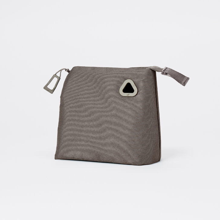 uF STAND POUCH M NEW TOPE / スタンドポーチ M サイズ ニュートープ